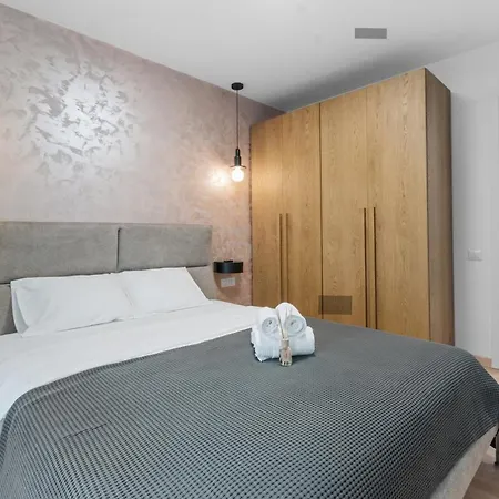 Opera - Cismigiu, Eroilor, Free Private Parking *